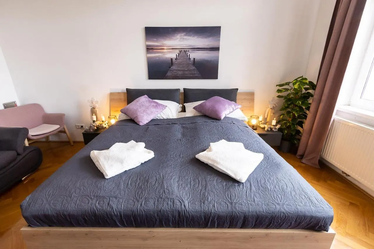 Sunshine deluxe apartment with porch near Schönbrunn palace&Westbahnhof Wien