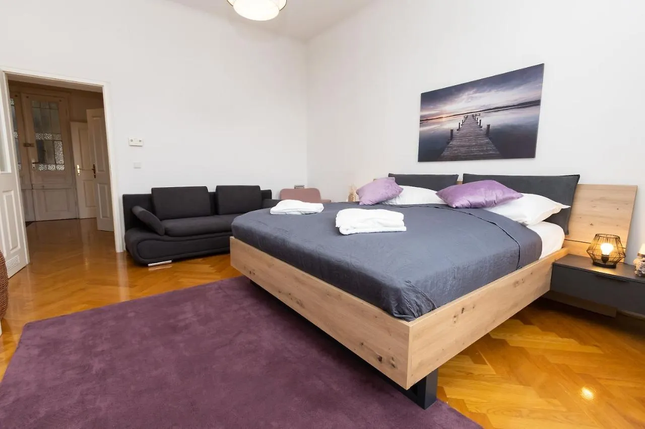 Sunshine deluxe apartment with porch near Schönbrunn palace&Westbahnhof Wien 0*,  Österreich
