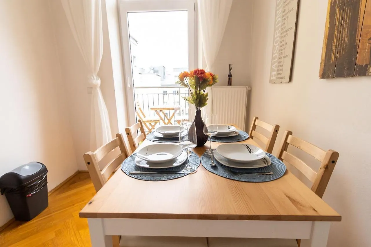 Sunshine deluxe apartment with porch near Schönbrunn palace&Westbahnhof Wien Österreich