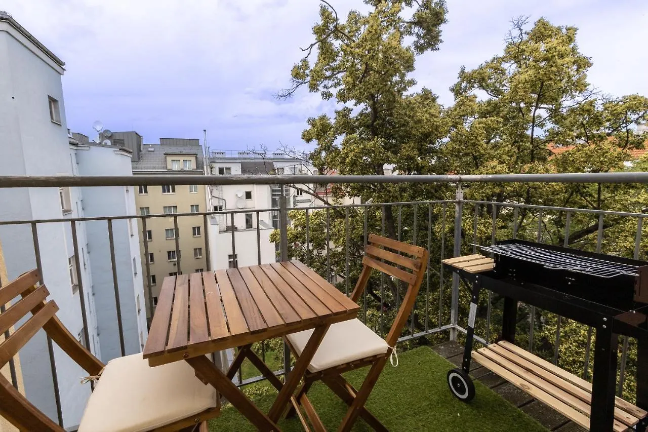 Sunshine deluxe apartment with porch near Schönbrunn palace&Westbahnhof Wien