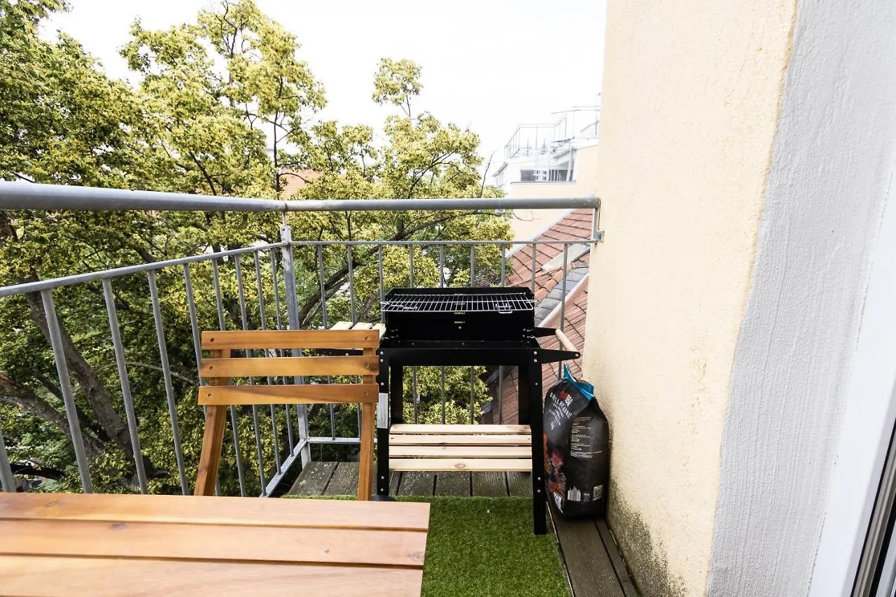 Sunshine deluxe apartment with porch near Schönbrunn palace&Westbahnhof Wien